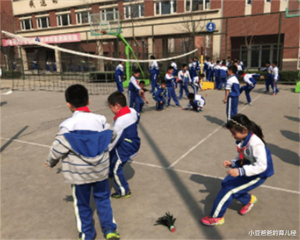 小豆爸爸的育儿经|男同学娴熟帮女生“盘头发”，全程被老师拍下，男生：太尴尬了