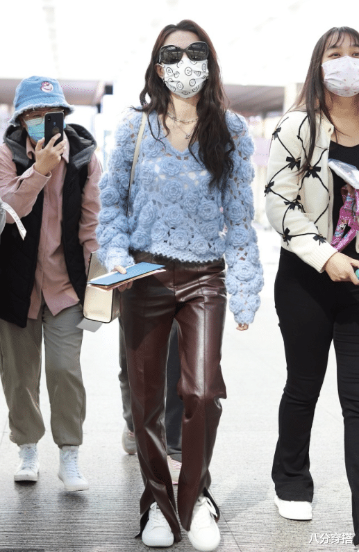 八分穿搭 徐璐终于不低调，穿蓝色镂空装上衣配上开衩皮裤，个性时髦真惹眼