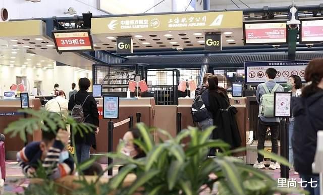 张萌|张萌罕见携丈夫走机场，丈夫发福变油腻大叔，与娇妻颜值差别太大