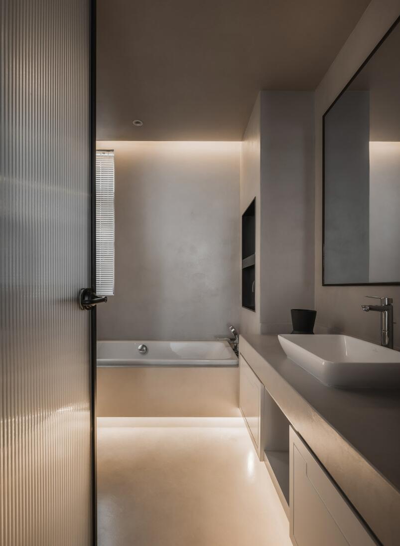 精装房就该有精装的样子，她坚持对空间重组，完工后高级多了