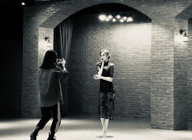 旗袍公馆|被刘令姿“瘦”到了，穿旗袍跳舞身段苗条，双腿细得像筷