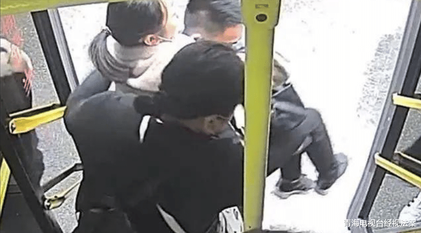 青海电视台经视法案 公交司机突然扔下一车乘客跑了，得知真相后，网友纷纷点赞：真棒