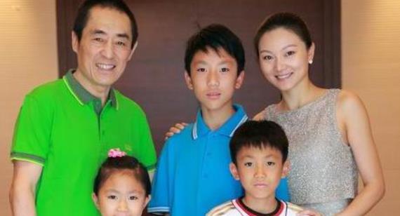 张艺谋|张艺谋成名后抛弃20年初恋，迷恋女神巩俐，最后娶小30岁娇妻