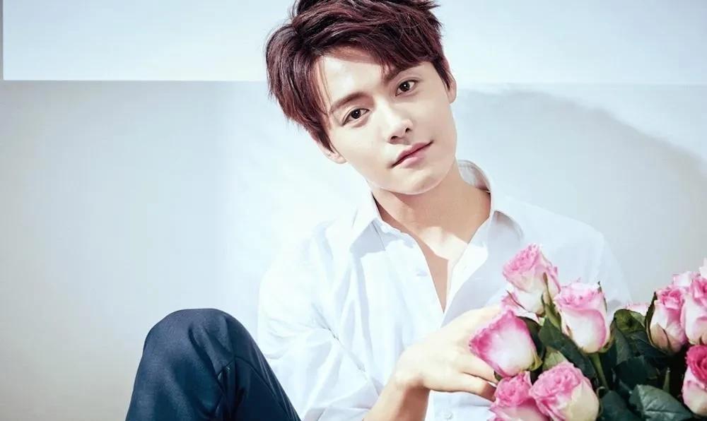 井柏然|幼年被抛弃的7位明星:井柏然靠老人捡废品养大, 舒畅10岁失去亲人