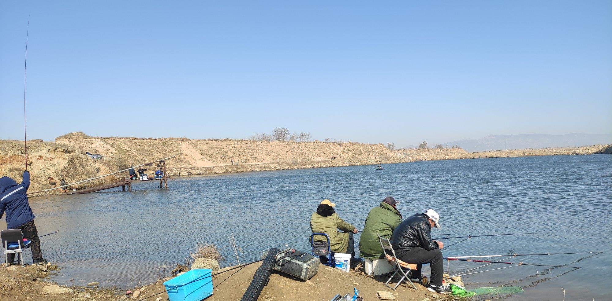 |钓鱼人的高潮：水葬与喂鱼，北方冬季钓鱼，被南方钓友称为绝境