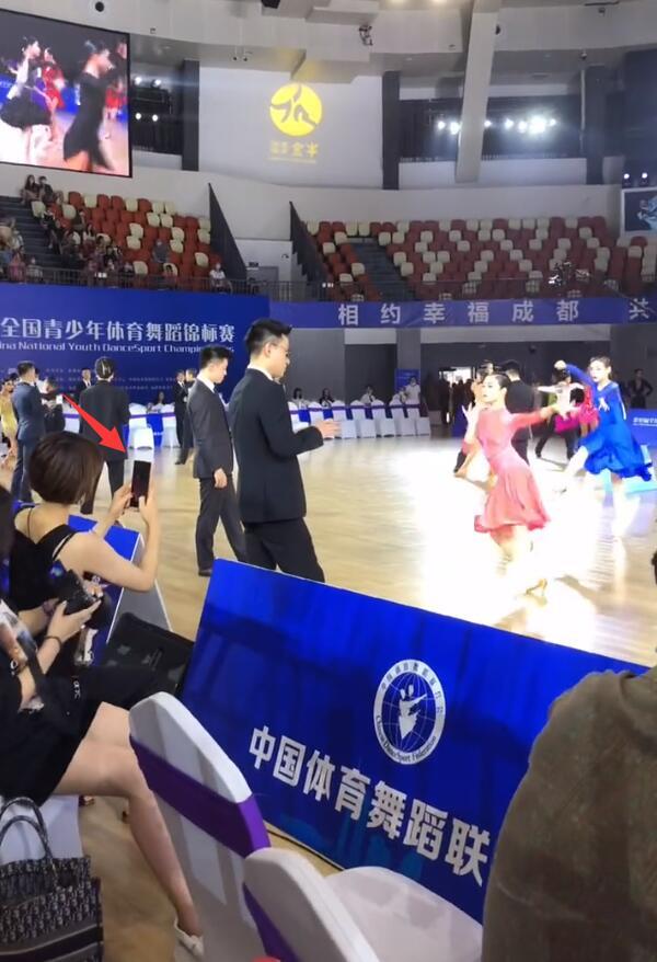 马伊琍|马伊琍独自带两女儿去医院，爱马身高和妈妈持平，文章复出拍电影