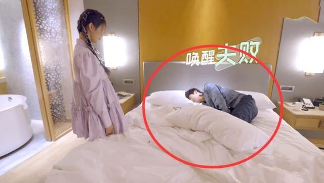 杨超越|杨超越闯入侯明昊房间，看到地上扔的白色东西，男粉瞬间心照不宣