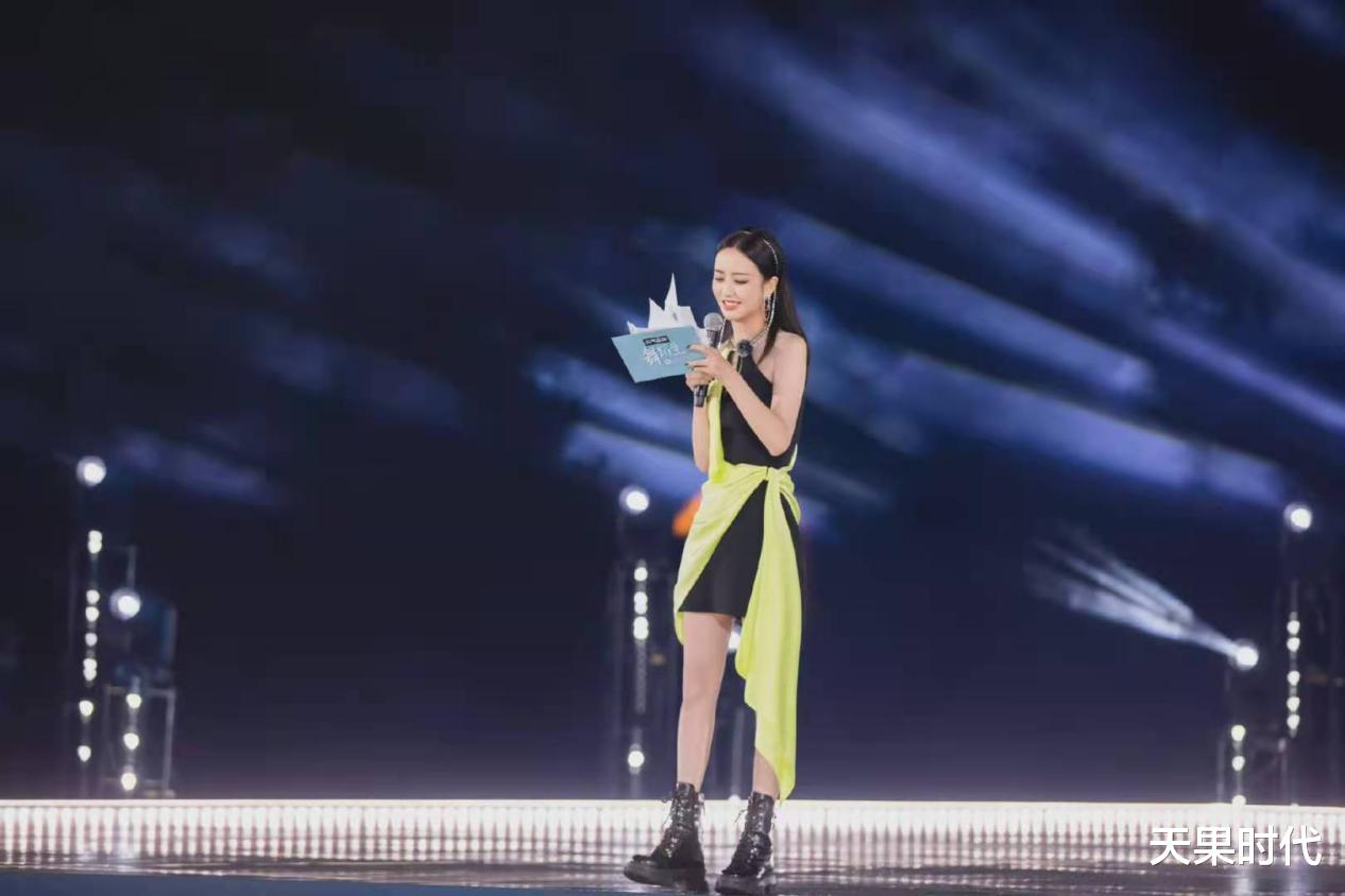 佟丽娅|佟丽娅挺省布料的，穿拼色挂脖裙亮相，这“身材”真叫人上头