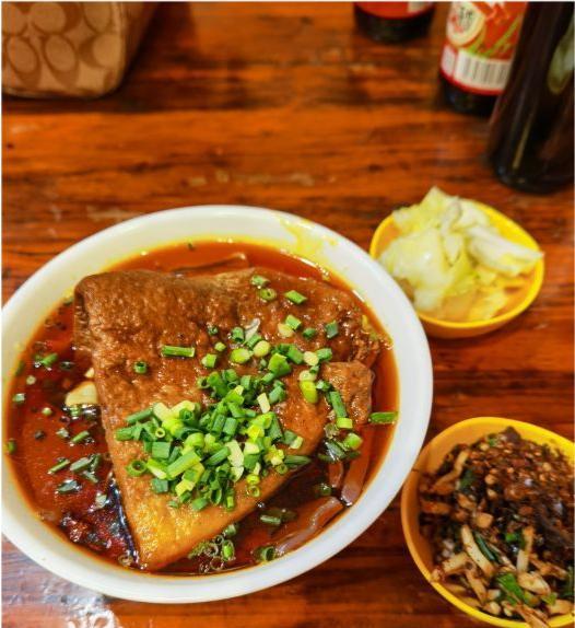 忆家小食堂 贵阳火了40年的肠旺面，12元一碗一天卖出2000碗，开门排满一条街