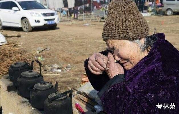 教室|学生夜不归宿，奶奶提棍棒冲进教室“教训”，老师及时制止