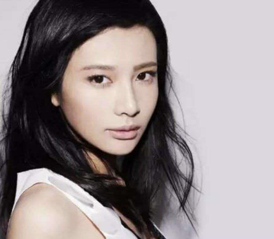 宋汶霏|2013年，宋汶霏27岁葬礼上，母亲抱着女儿生前照黯然泪下