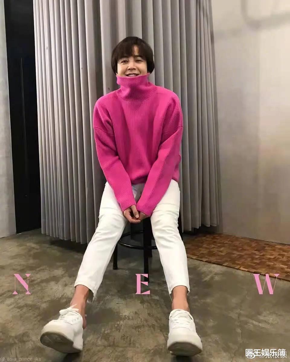 张根硕|张根硕穿粉红毛衣恭贺新年，颜值提升，网友喊话：你快拍戏