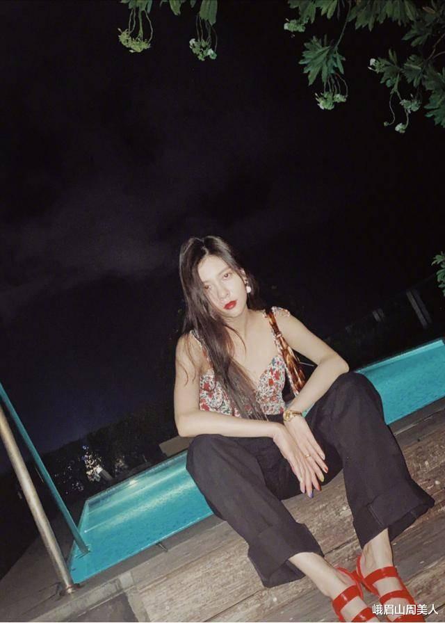 峨眉山周美人|?今夏穿阔腿裤，建议搭配这“2种”上衣！时髦又好看，回头率超高