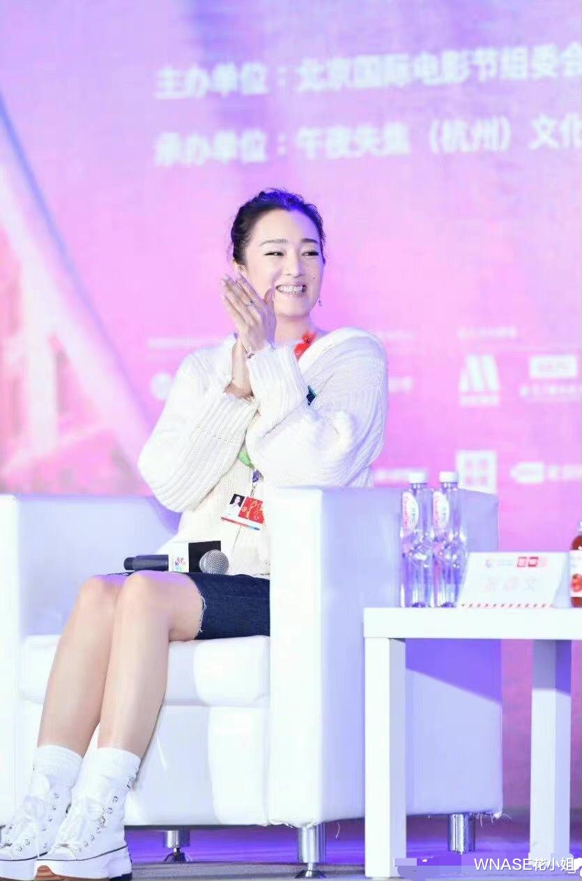 WNASE花小姐 巩俐最新穿搭火了!几身搭配显瘦显年轻,照着穿时髦极了