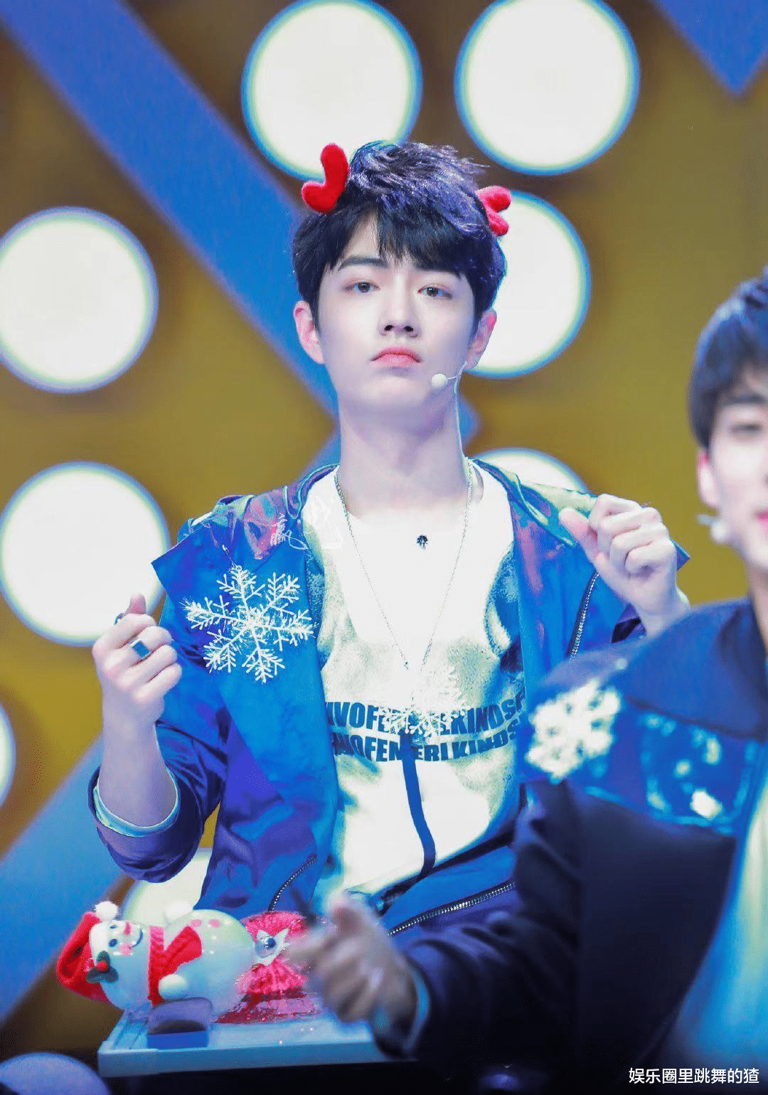 肖战|肖战代替胡歌演话剧，看到剧照后，网友：这就是偶像和演员的差距