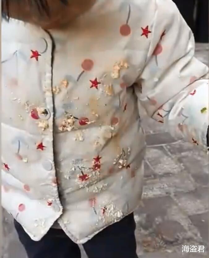 邻居将剩饭丢下楼,女童经过时被砸中一身脏污,站在原地瑟瑟发抖