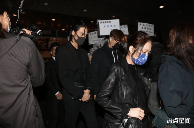 周星驰|新恋情？周星驰现身吴孟达灵堂，和身旁女子手挽手下车，关系亲密