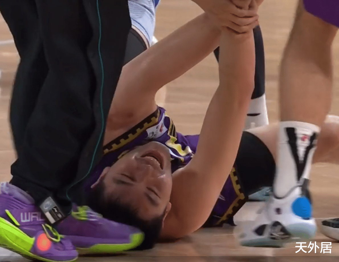 新疆男篮|CBA第四倒下吞第10败！阿的江暴怒砸战术板，马布里与全队狂喜