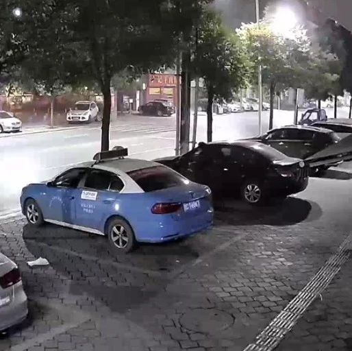 富顺快报 猖狂！富顺这里，发现有人狂砸车盗窃财物！监控拍下了全程