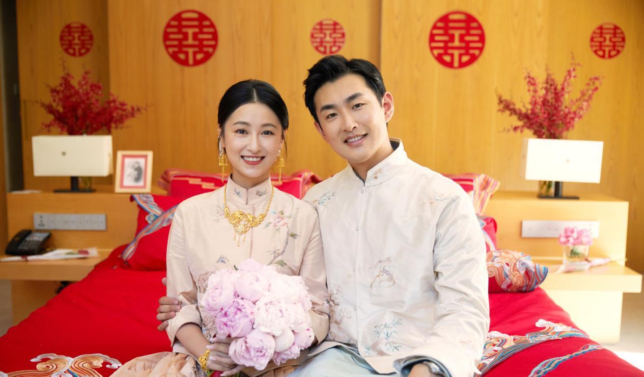 方脸妹说时尚|王彦霖夫妇婚后机场首秀，穿T恤全程牵手好含羞，却被调侃像父女
