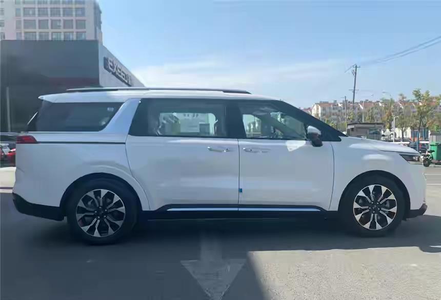 装记 起亚又造了台爆款,首月订单破3万,仅20万就有百万档次