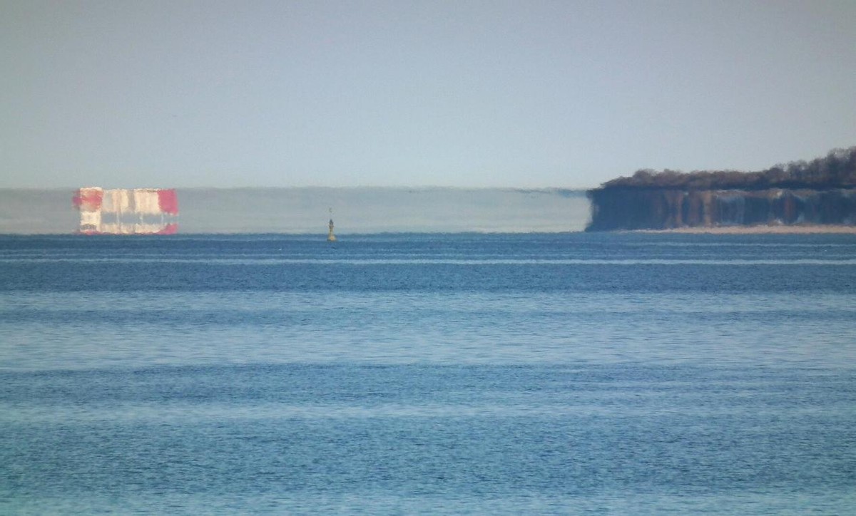 科学家 真实，幻像？阿拉斯加UFO被拍到，大如岛，像天空之船，掠海航行