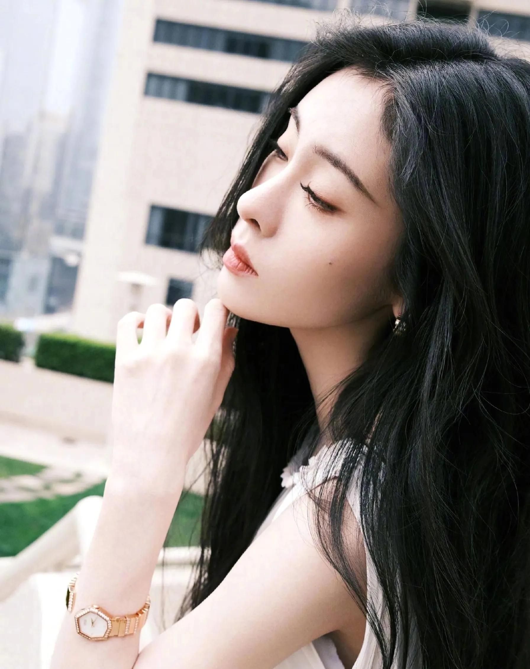 张碧晨|歌界女神张碧晨，妈妈身份丝毫没改变高贵的气质与性感的身材