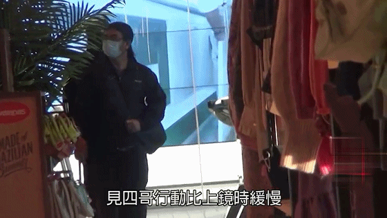 |85岁谢贤拄拐杖逛商场,体力不济由男助手搀扶,走路不稳险摔倒