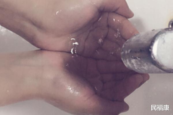 |指甲上的月牙少,代表身体不健康?为什么有的人多,有的人少?