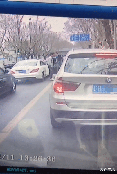 大连生活 大连俩奔驰马路上互相别车 上演了一出“爱恨纠葛”