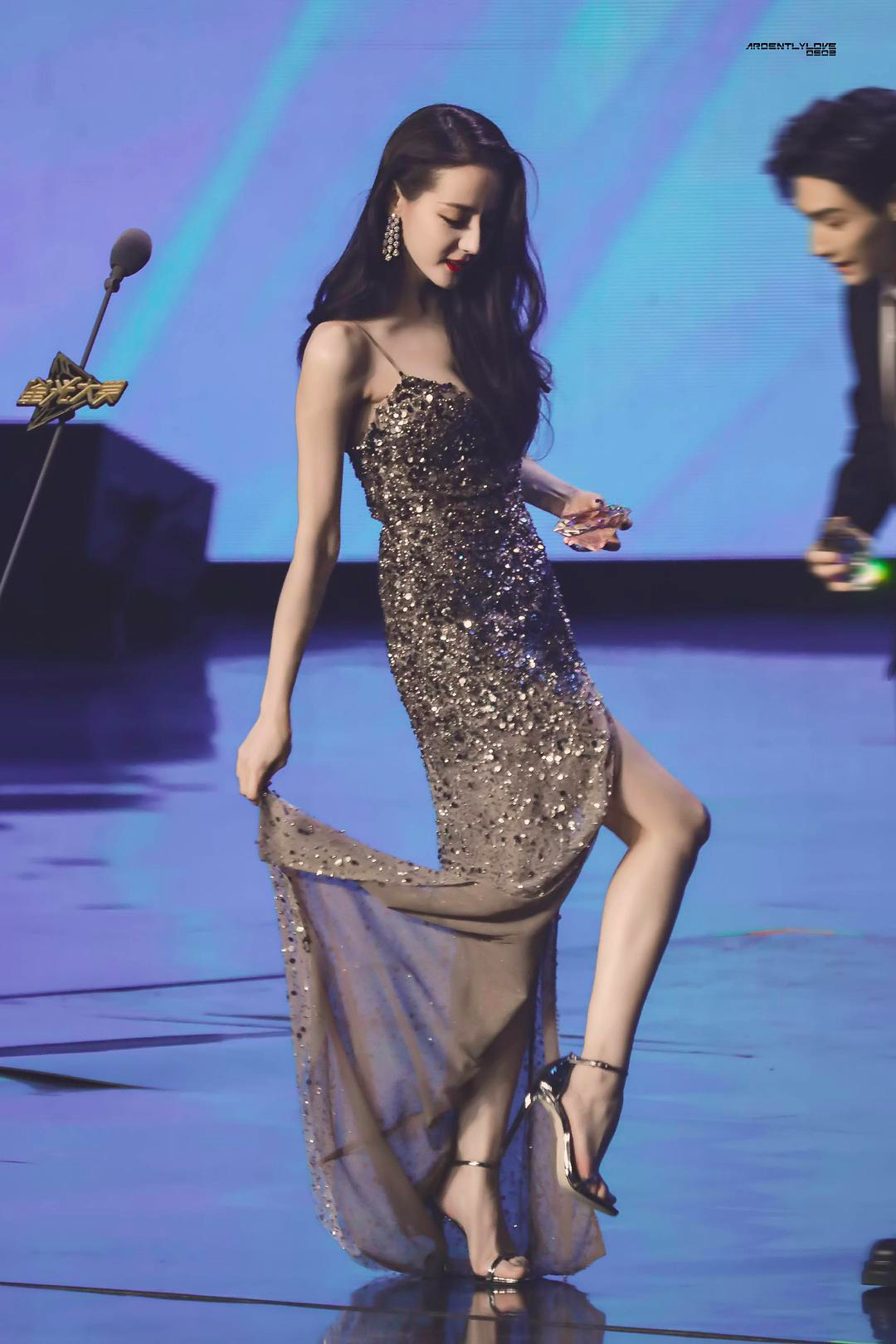 司藤|倪妮腰臀比绝了，无修图反而更好看更生动，网友：和热巴不分上下