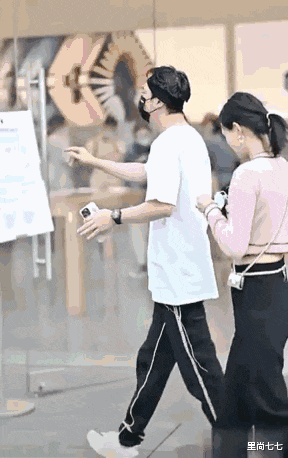 王思聪|王思聪罕和堂妹逛街，表妹满身大牌五官扁平，镜头前遮挡太不自信