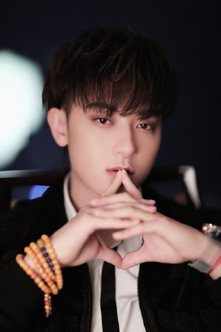 黄子韬|黄子韬希望公司员工造福社会,网友:是蜕变,更是成长!