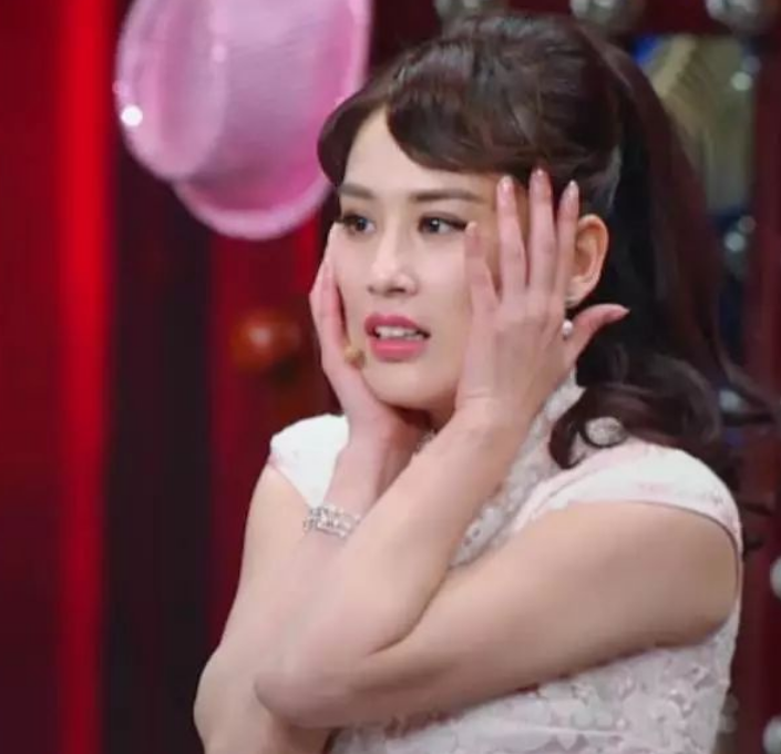 黄圣依|有种“炫富”叫黄圣依老公微博，26个字的认证，圈内没人敢这样写