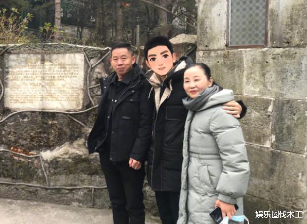 |孙卓陪妈妈逛街玩手机，被扒出手机内容，看清的那一刻我眼圈红了