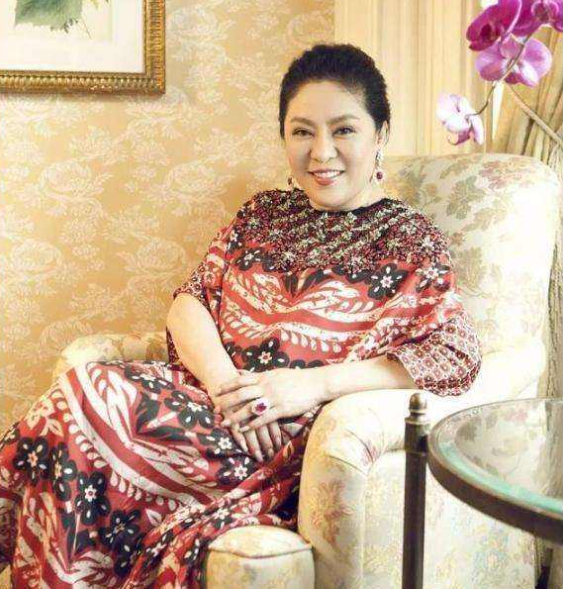 发型|向太越来越时髦，穿那么花的裙子还烫“泡面卷”，不土反而挺洋气