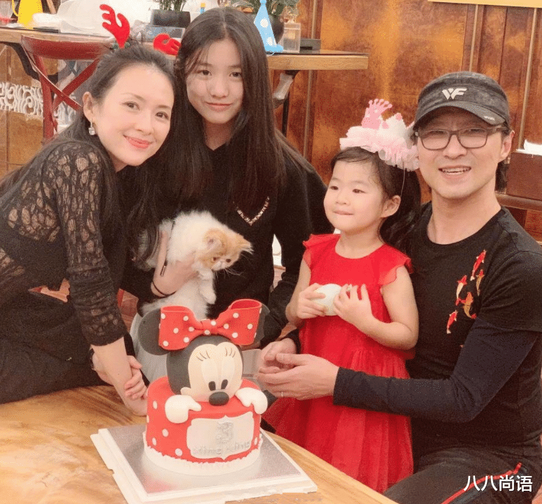 何洁|汪峰儿子为亲姐庆生，穿白色卫衣皮肤白皙，小脸却像同父异母的姐