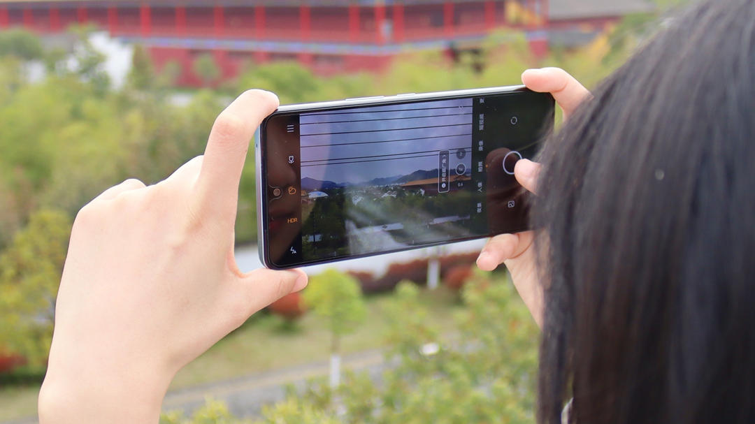 小米科技|凭借“独显”让很多人记住的iQOO Neo5，如今表现如何？