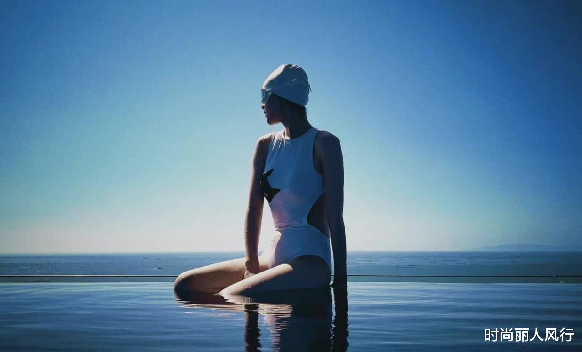 连体|倪妮泳衣照彻底大火！穿白色连体泳衣身材更绝，氛围感太牛了