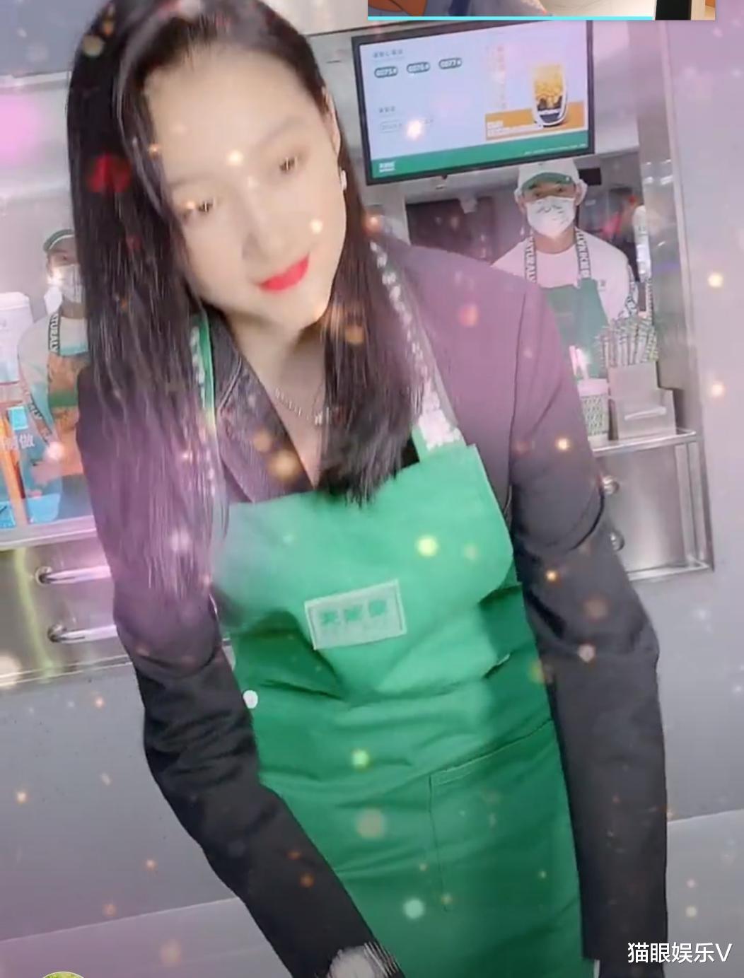 关晓彤|关晓彤现身自家奶茶店，亲自当服务生没架子，路人被惊艳到张大嘴