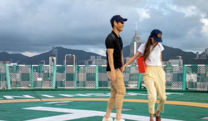 方脸妹说时尚|郑嘉颖夫妇为子庆生,小22岁娇妻穿吊带撞脸娜扎,观音盘腿坐真牛