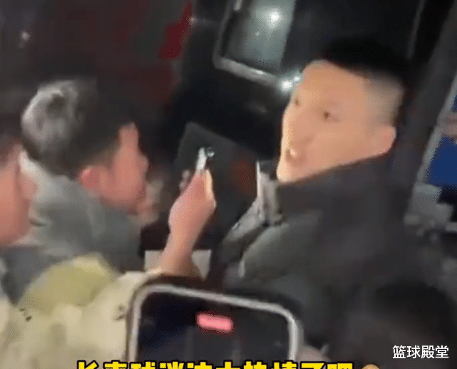 广东男篮|广东第一堂训练课结束，众球迷堵大巴！小胡挤怕了，周鹏无奈笑笑