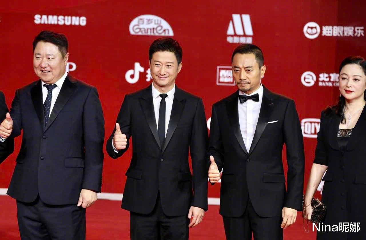 古力娜扎|53岁陈红退隐太可惜，穿半裙被推上C位好害羞，老戏骨还是“嫦娥”颜