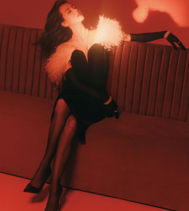 卓伟|刘诗诗穿“黑丝”，看她将腿抬起那刻，网友：这腿型真是让人羡慕