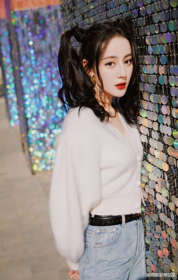 迪丽热巴|?迪丽热巴真敢穿！一袭金色抹胸裙玩“透视”，小蛮腰让人欲罢不能