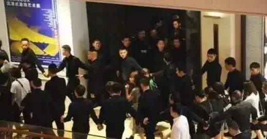 张国立|新华社点名张国立 到底是谁给了明星这么多特权？