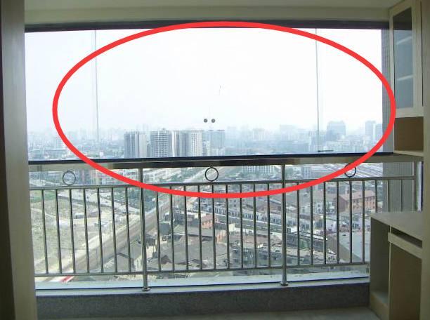 封阳台别装这种窗，老婆非不听劝，不到半年就拆了！