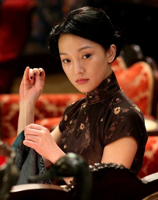 周迅|周迅与王一博在电影局门口合影，也要参演《无名》？票房30亿稳了