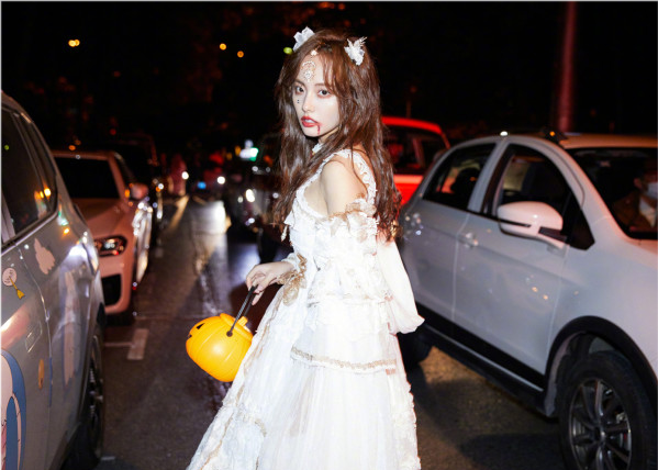 时尚风行派 豪门阔太张嘉倪为了美太拼了！穿吊带装秀香肩，cos落泪天使美到爆