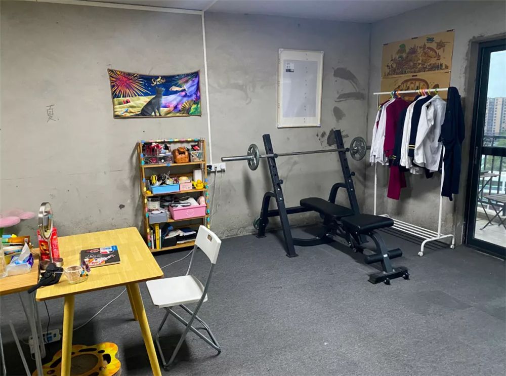 90后小伙买下毛坯房,不装修直接住,网友:确实是牛啊